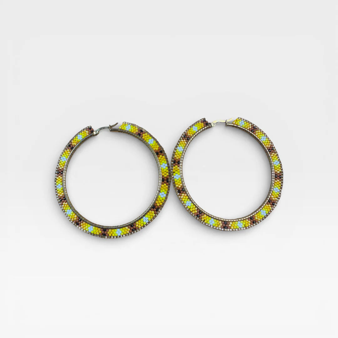 Aretes Huichol de chaquira, aros amarillo vibrante, café y azul celeste geométricos.