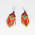 Aretes de Chaquira Huichol, flecos vibrantes naranja, rojo, amarillo con patrón central azul.