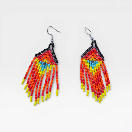 Aretes de Chaquira Huichol, flecos vibrantes naranja, rojo, amarillo con patrón central azul.