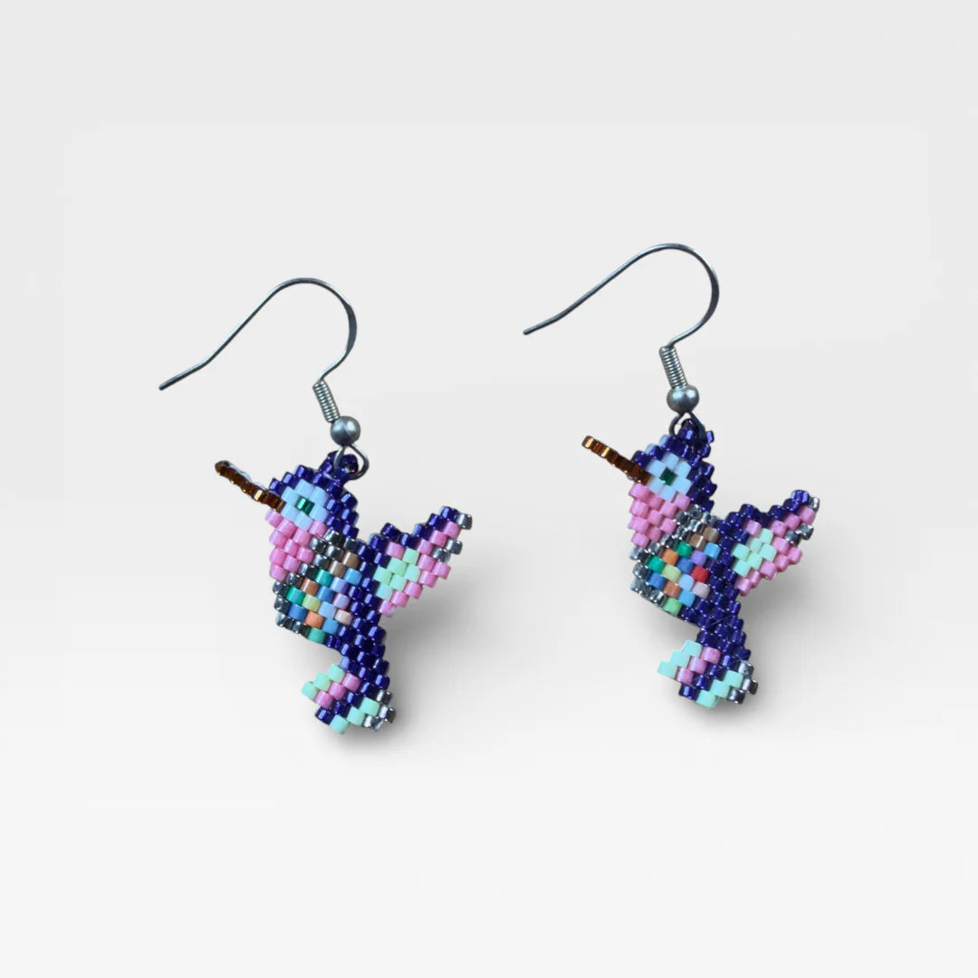 Aretes Huichol de Chaquira: Colibrí Azul, Rosa y Turquesa
