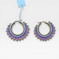 Aretes Huichol de chaquira, diseño Sol en tonos azul cielo, morado y rosa.