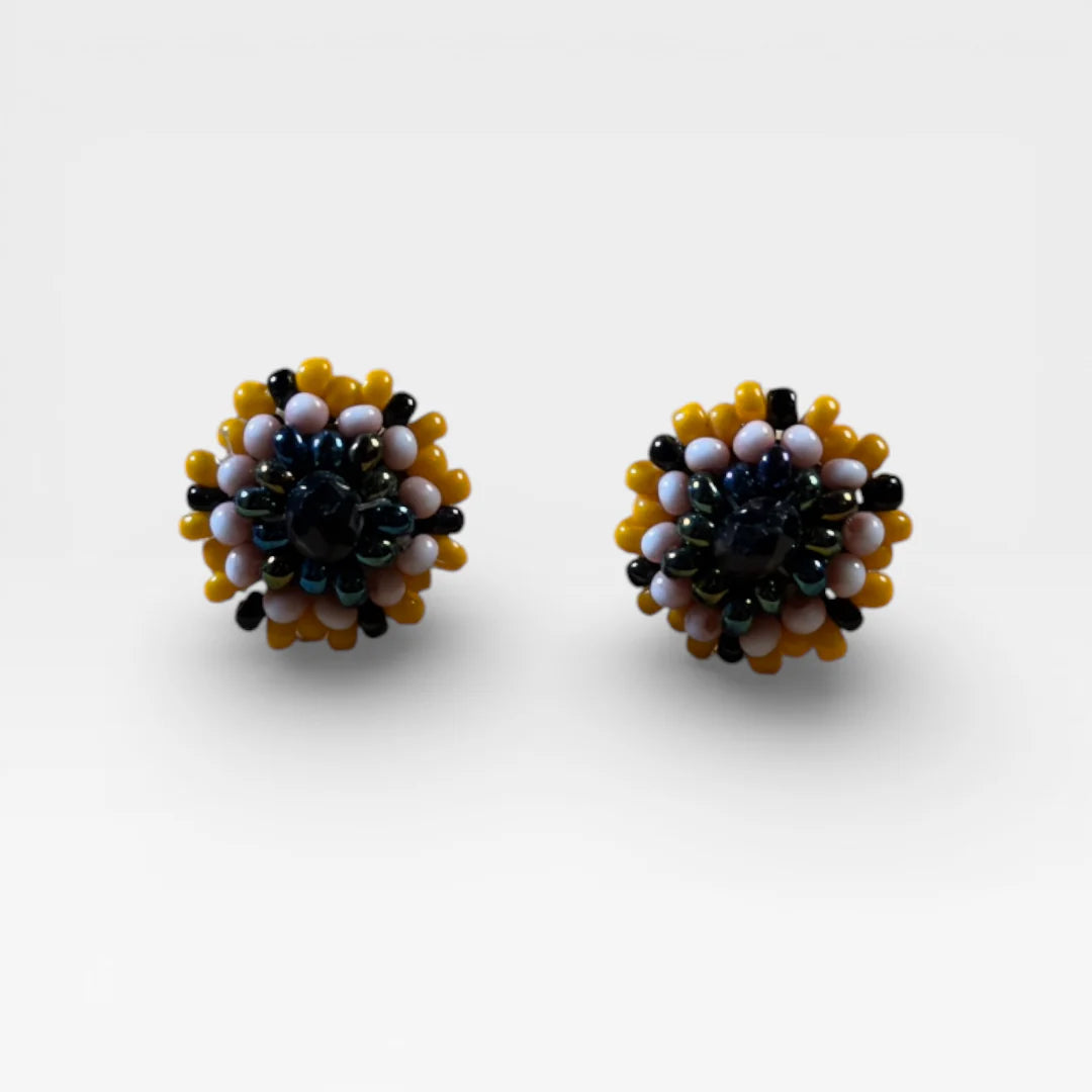 Aretes Huichol de Chaquira, diseño floral amarillo, crema y azul iridiscente.