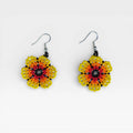 Aretes de Arte Huichol flor de chaquira amarilla, naranja y roja.