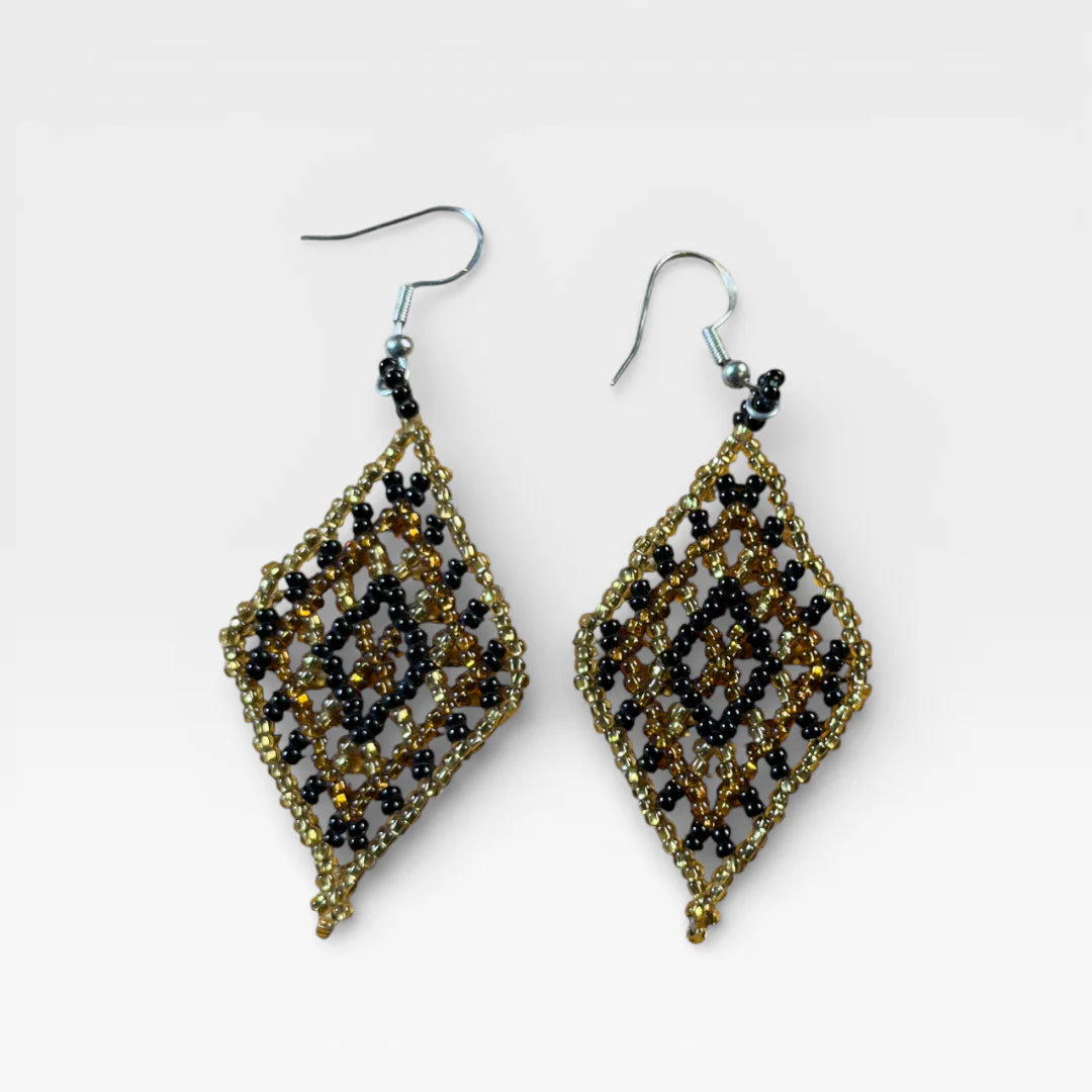 Aretes Huichol de chaquira dorada y negra con diseño de rombo y rejilla.