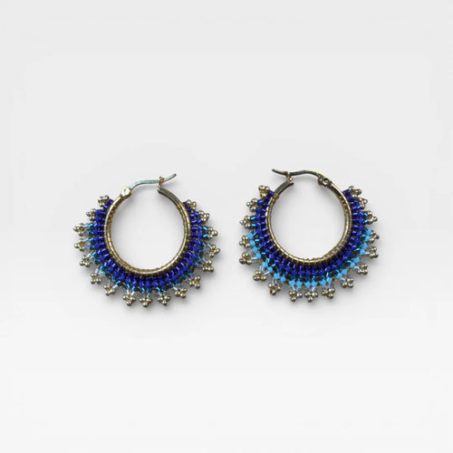 Aretes Arracadas Huichol de chaquira azul y celeste, diseño de sol.