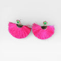 Aretes de borlas fucsia con diseño abanico y chaquira Huichol verde limón.