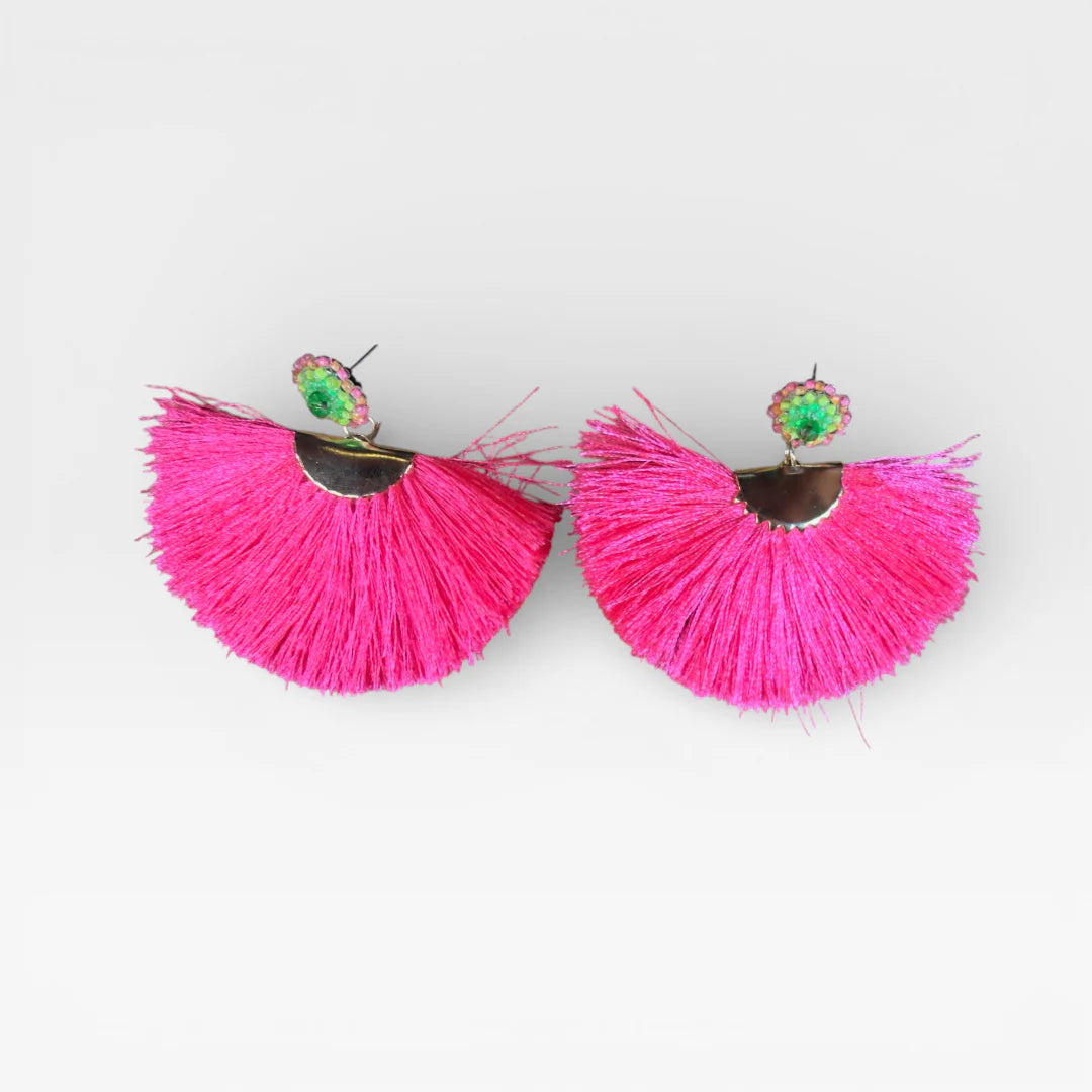 Aretes de borlas fucsia con diseño abanico y chaquira Huichol verde limón.
