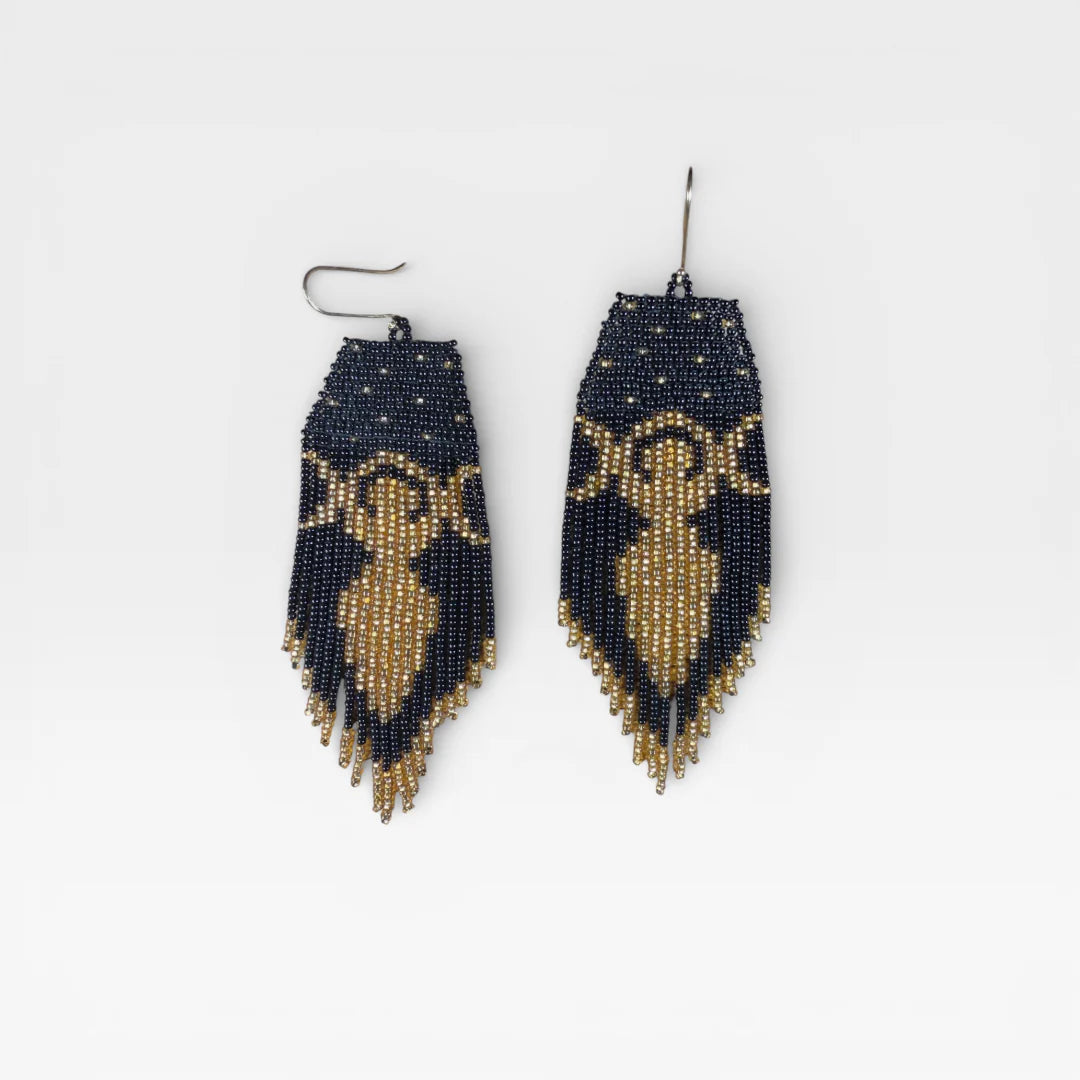 Aretes de chaquira, arte Huichol negro y dorado, patrón de figura ceremonial.
