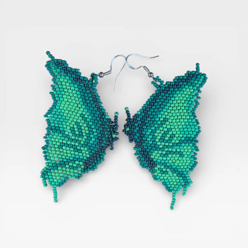 Aretes de chaquira Huichol, alas de mariposa en vibrantes verdes y turquesas.