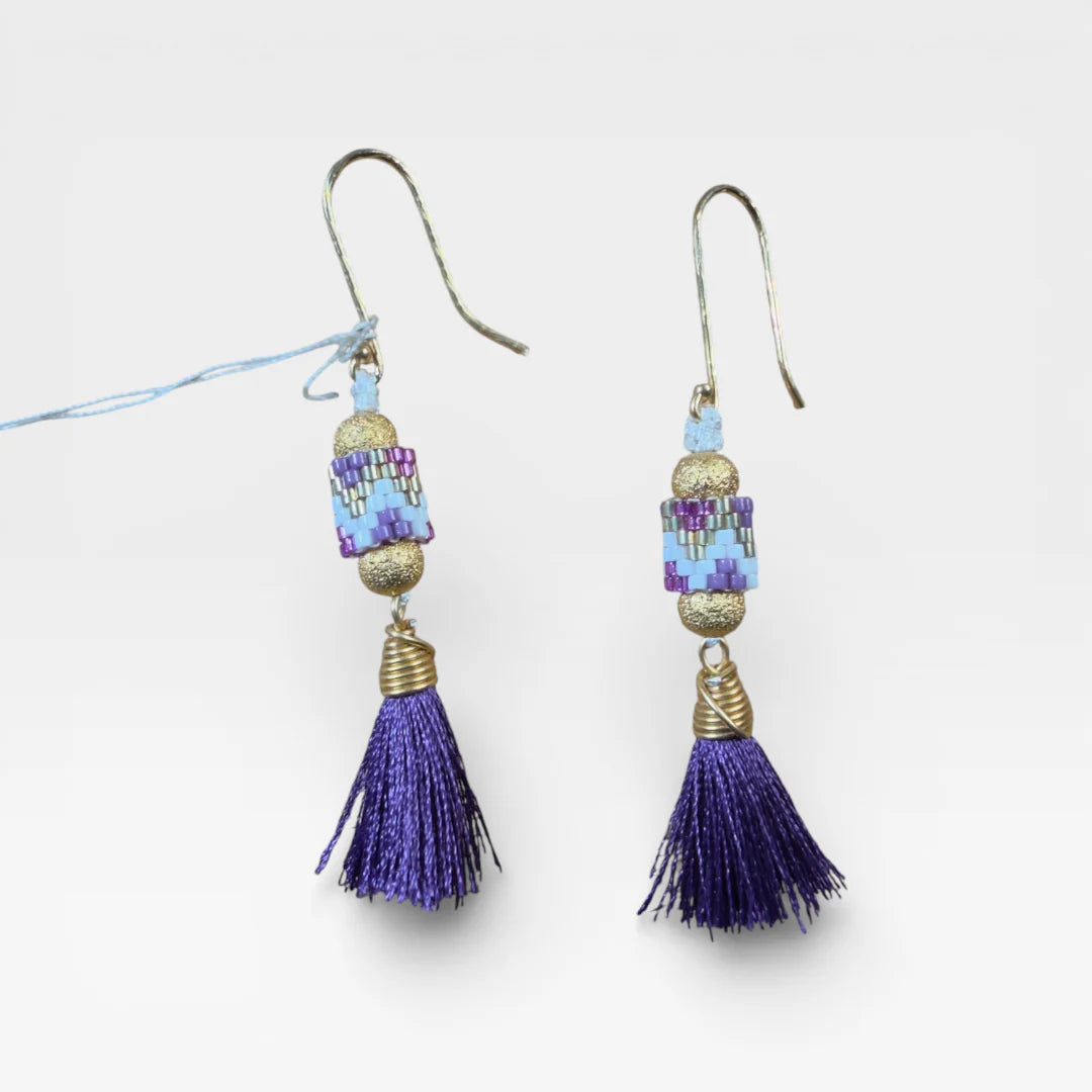 Aretes Púrpura, Lavanda y Azul con Chaquira Geométrica y Borlas Wixárika.