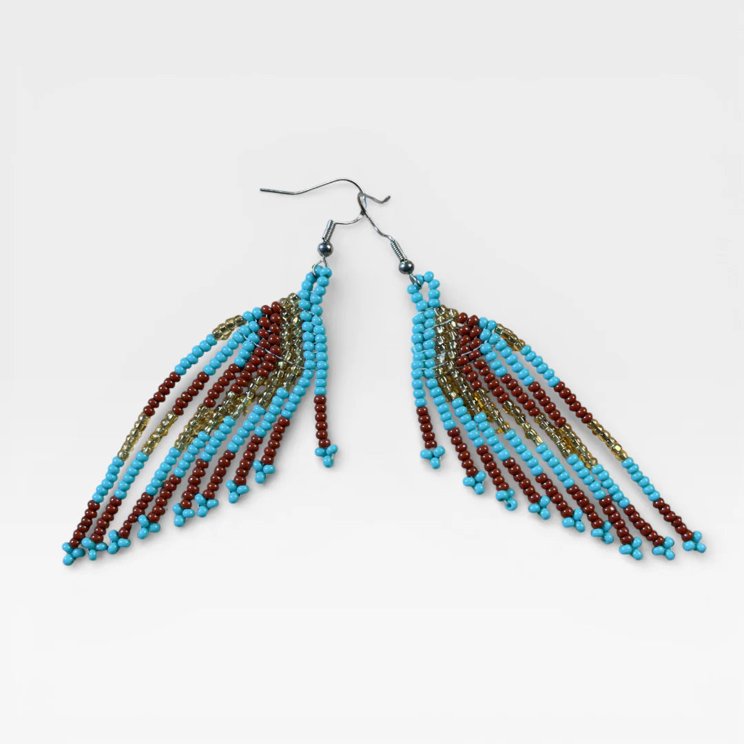 Aretes Huichol de chaquira, flecos azul turquesa, marrón y dorado.