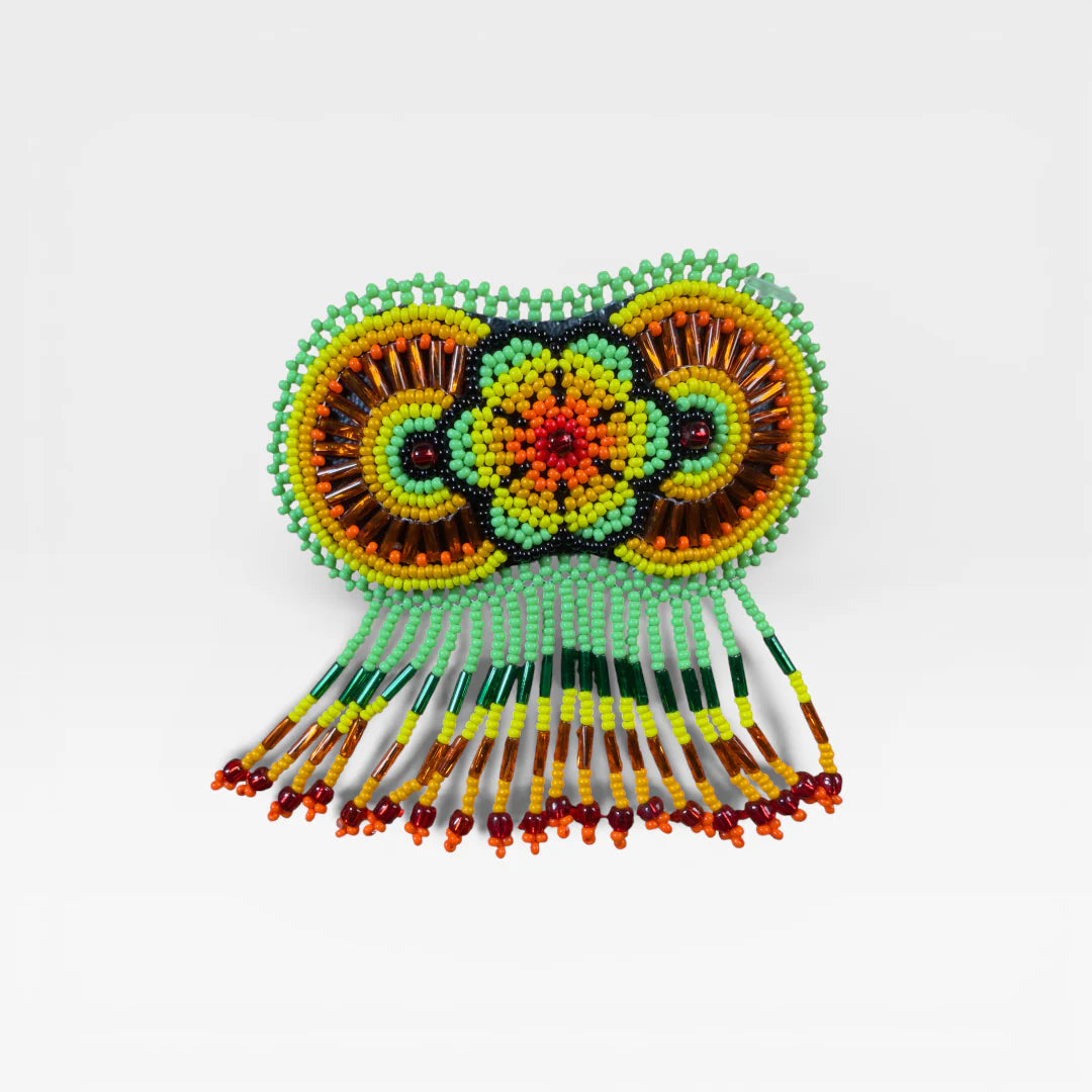 Aretes Huichol/Wixárika de chaquira en verde, amarillo y naranja con diseño floral.