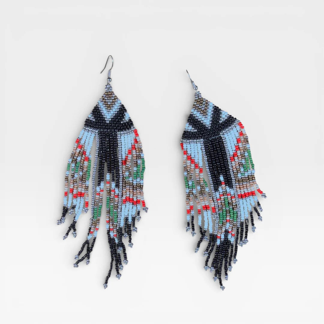 Aretes de chaquira Huichol negros, azul claro y rojo con patrón de cruz.