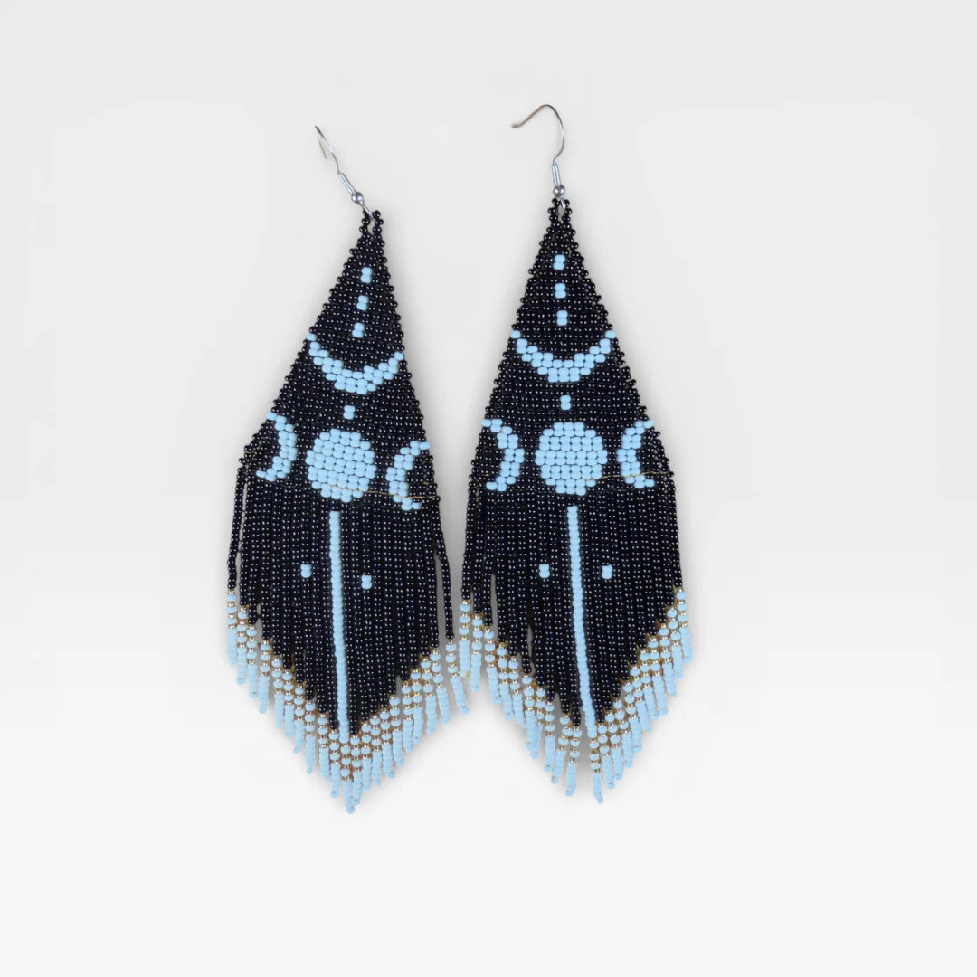 Aretes de chaquira Huichol negros y celeste, con diseño de fases lunares.