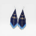 Aretes Wixárika de chaquira: Fases lunares azul marino, dorado y degradado azul.