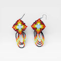 Aretes de chaquira Wixárika, estrella central con colgantes rojo, naranja y amarillo.