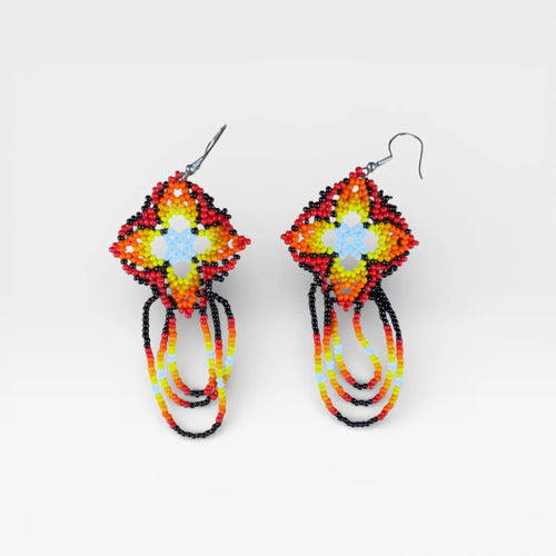 Aretes de chaquira Wixárika, estrella central con colgantes rojo, naranja y amarillo.