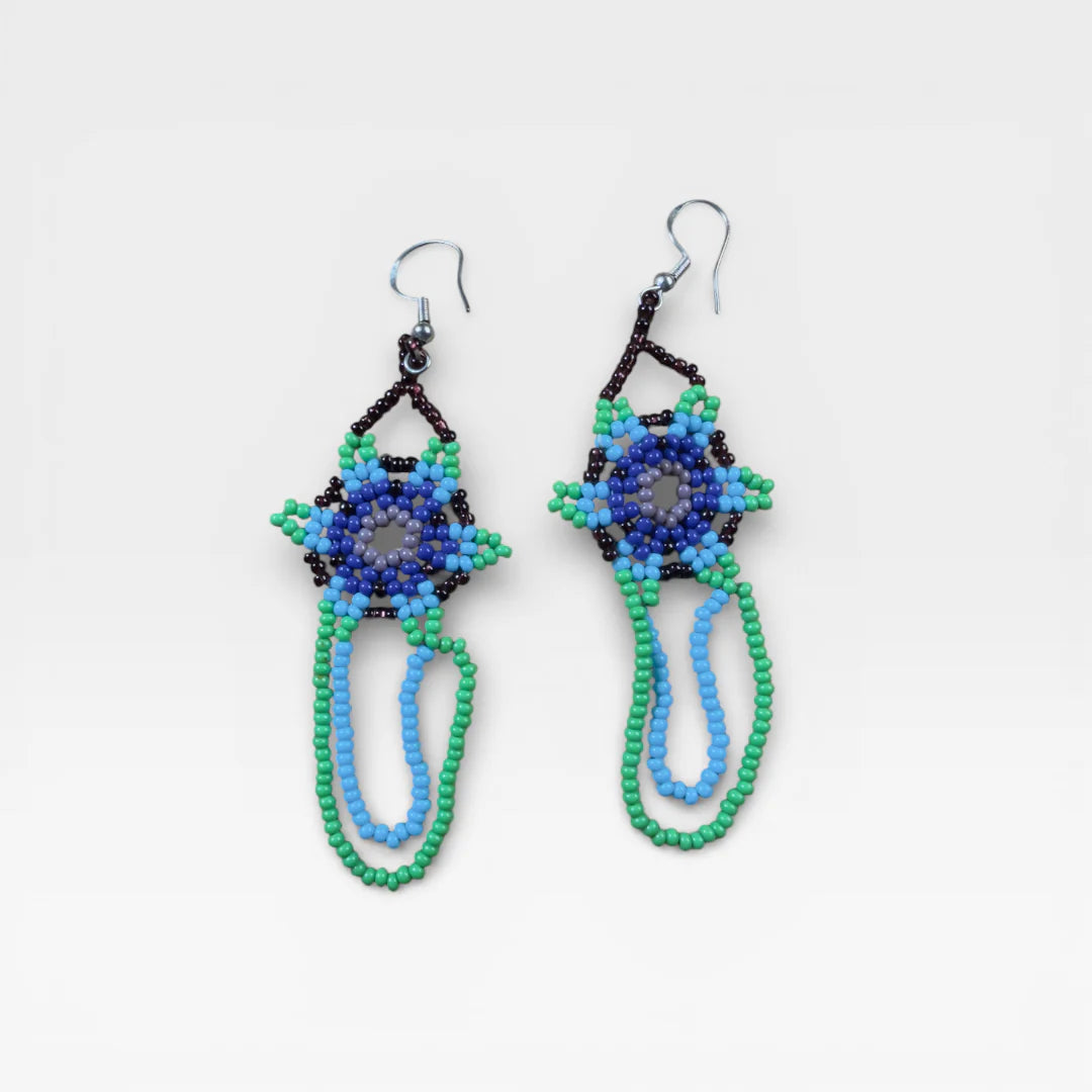 Aretes Huichol de chaquira, diseño floral azul y verde con caída de bucles.