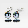 Aretes de chaquira Wixárika, diseño Frida Kahlo, blanco, negro y flores coloridas.