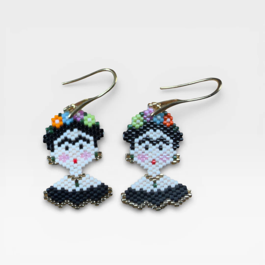 Aretes de chaquira Wixárika, diseño Frida Kahlo, blanco, negro y flores coloridas.