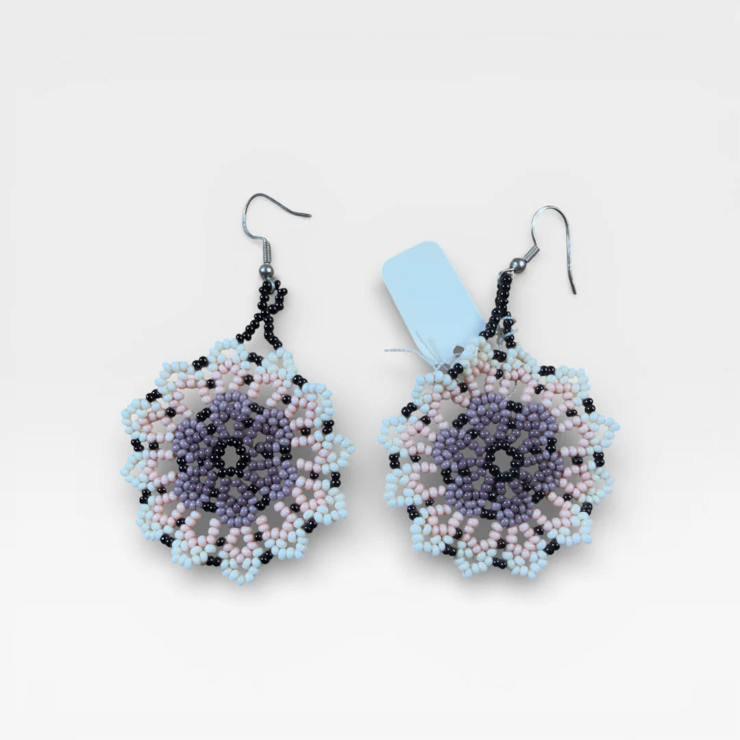 Aretes de chaquira Huichol, patrón mandala morado, rosa palo y azul cielo.