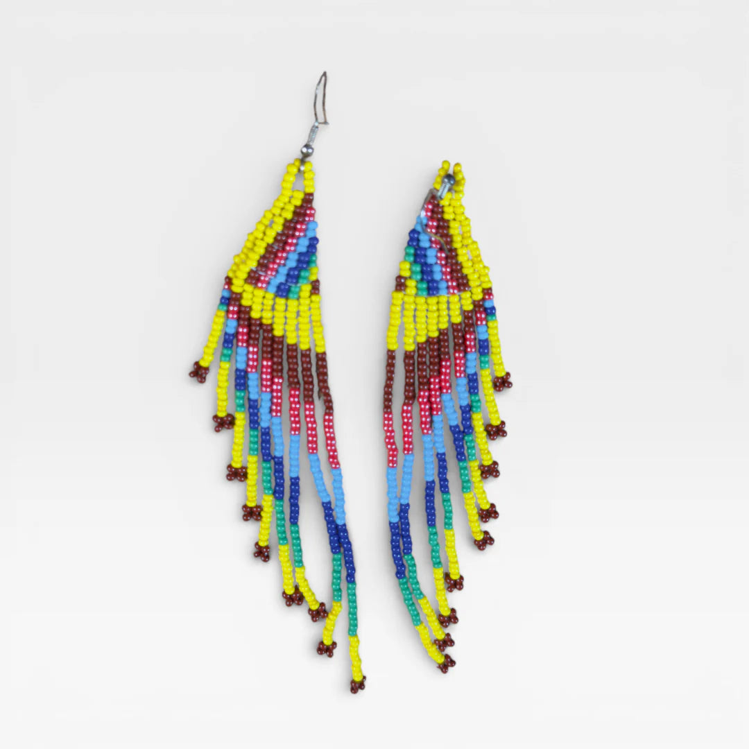 Aretes Huichol de chaquira con flecos y patrón geométrico amarillo, azul y café.