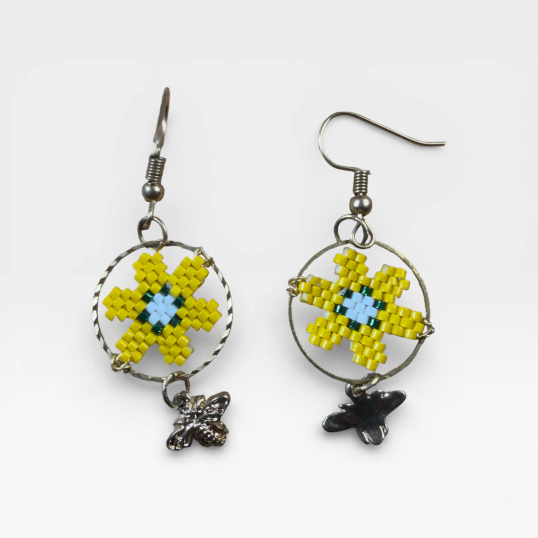 Aretes de Arte de chaquira amarillos y azules con estrella y dije de abeja.
