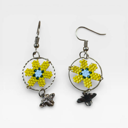 Aretes de Arte de chaquira amarillos y azules con estrella y dije de abeja.