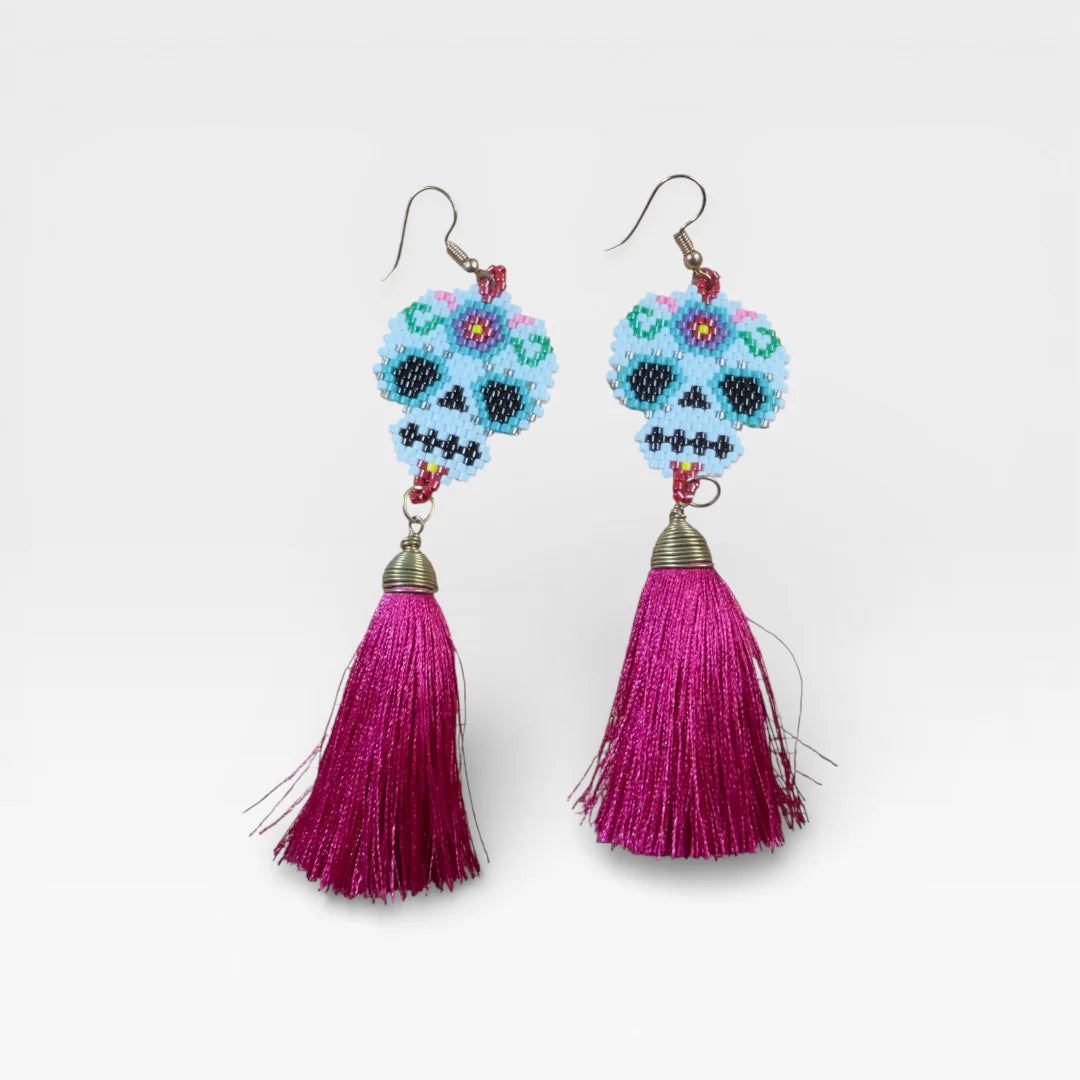 Aretes Huichol Wixárika calavera azul celeste, fucsia y negro con borlas de chaquira.