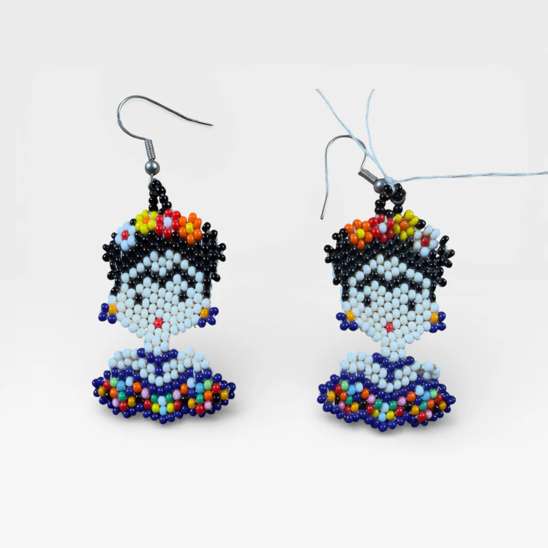 Aretes de chaquira Wixárika, figura Frida Kahlo, colores negro, blanco y azul.