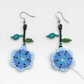 Aretes de chaquira Huichol, flor Wixárika en azules, verdes y negro.