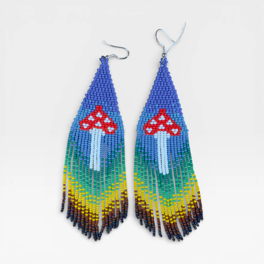 Aretes de chaquira Huichol azules con vibrante hongo rojo y blanco