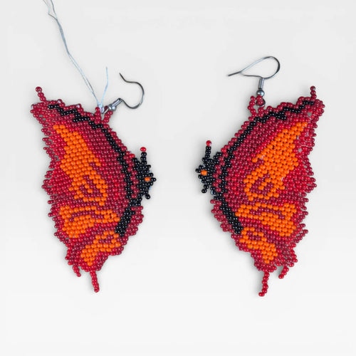 Aretes Huichol de chaquira alas de mariposa rojo y naranja.