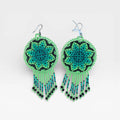 Aretes Huichol/Wixárika, patrón floral central verde limón, turquesa y negro.
