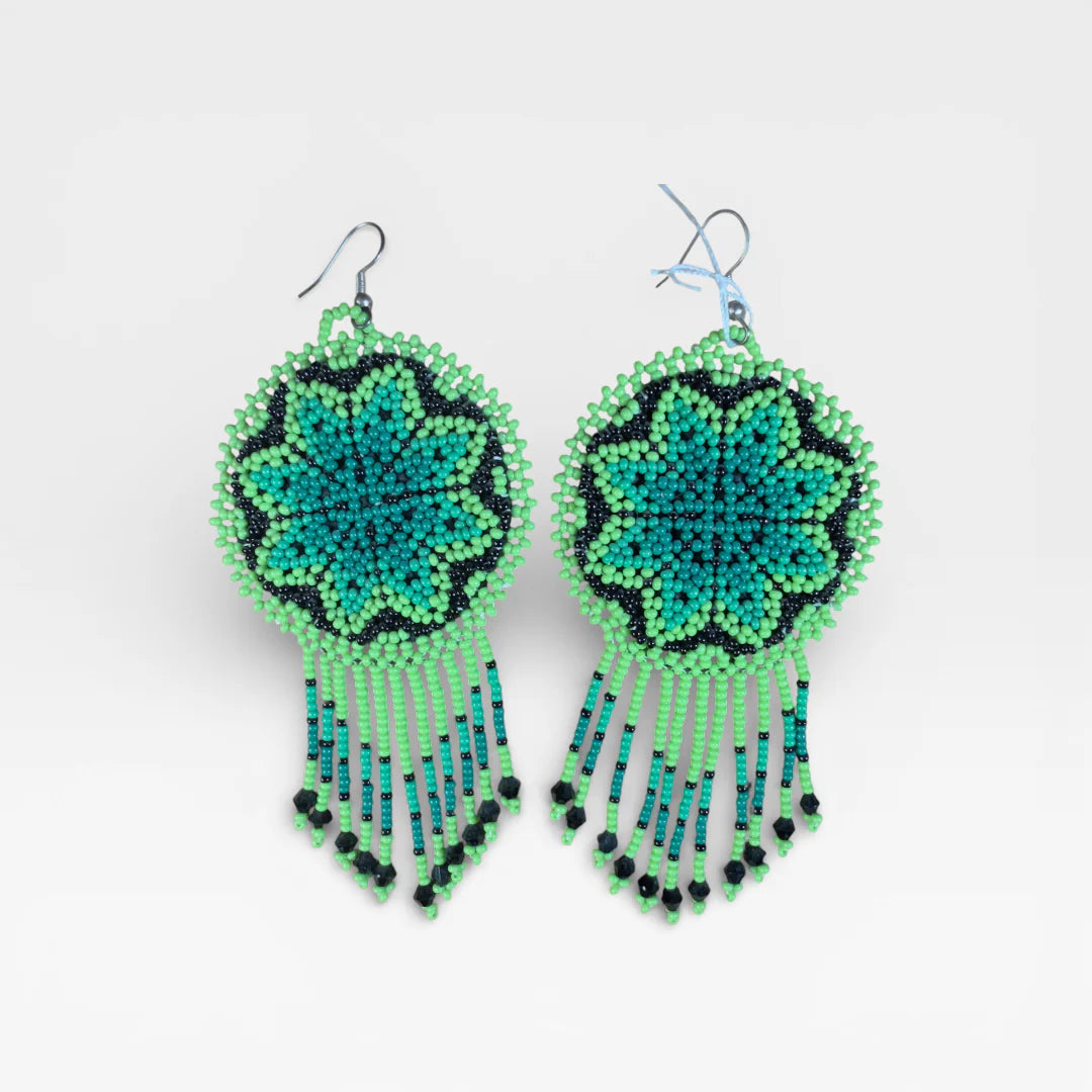 Aretes Huichol/Wixárika, patrón floral central verde limón, turquesa y negro.