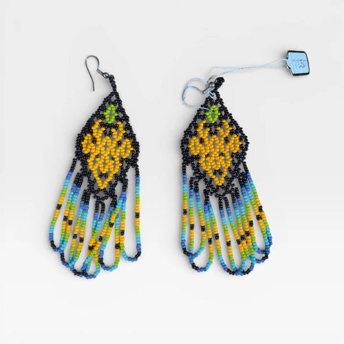 Aretes de chaquira negros, amarillos y turquesa: patrón floral con flecos largos.