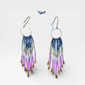 Aretes de chaquira Wixárika, flecos estilo cascada azul, morado y dorado.