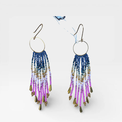 Aretes de chaquira Wixárika, flecos estilo cascada azul, morado y dorado.