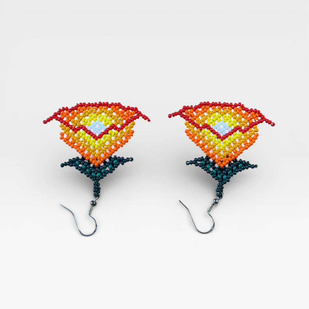 Aretes de chaquira Wixárika, flor geométrica con degradado cálido y verde petróleo.