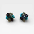 Aretes de chaquira, diseño floral turquesa, dorado y morado.