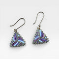 Aretes Wixárika de chaquira, patrón geométrico triangular morado, azul cielo y gris.