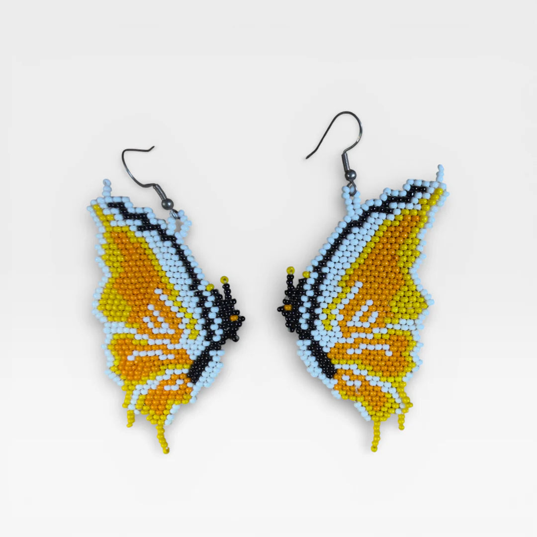 Aretes de chaquira Huichol alas de mariposa amarillas, azul cielo y negro.
