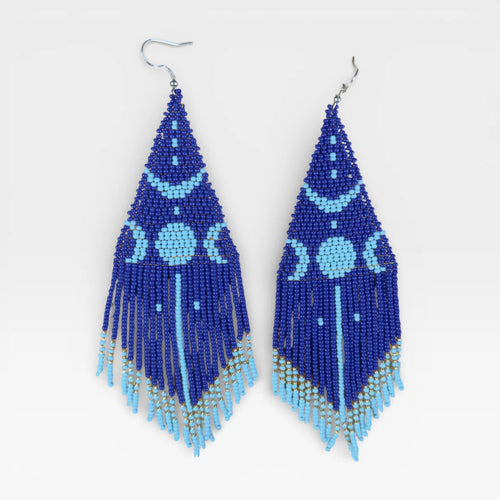 Aretes de chaquira Huichol azul rey y azul cielo, diseño triple luna.