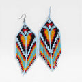 Aretes Huichol de chaquira, diseño geométrico en negro, amarillo y azul cielo.