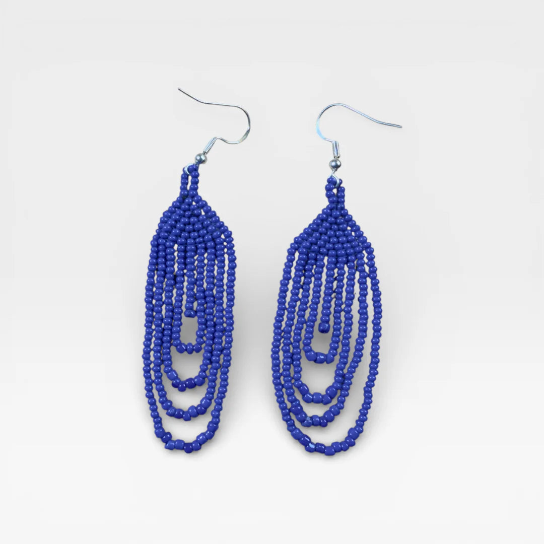 Aretes Wixárika de chaquira azul intenso, diseño cascada de flecos.