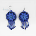 Aretes Huichol/Wixárika de chaquira, diseño floral azul vibrante y azul oscuro.