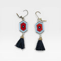 Aretes de Chaquira Huichol: rojos, azul claro y negro, patrón de ojo con borlas.