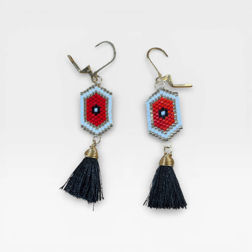 Aretes de Chaquira Huichol: rojos, azul claro y negro, patrón de ojo con borlas.