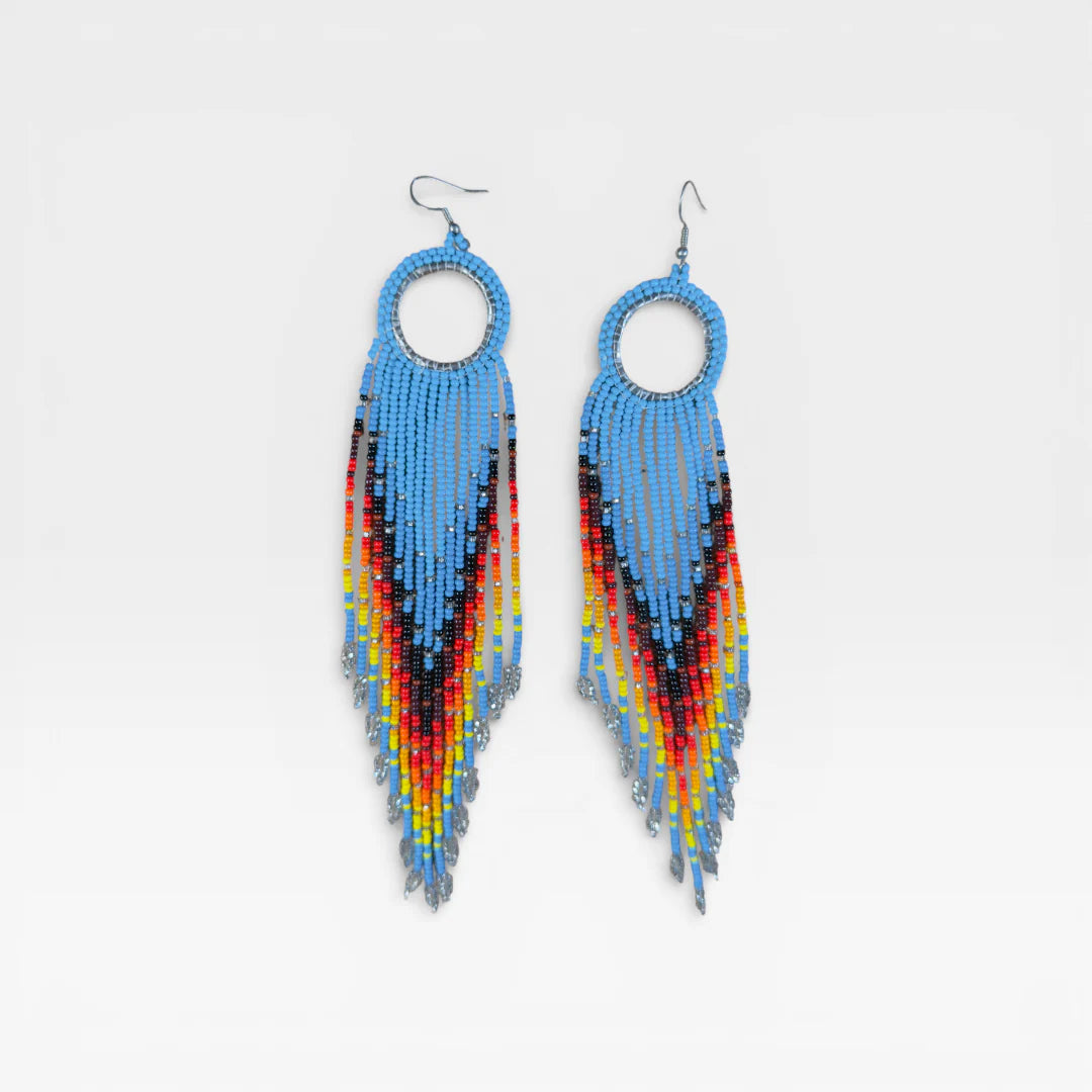 Aretes de chaquira Wixárika azul cielo con patrón de plumas rojo y amarillo.