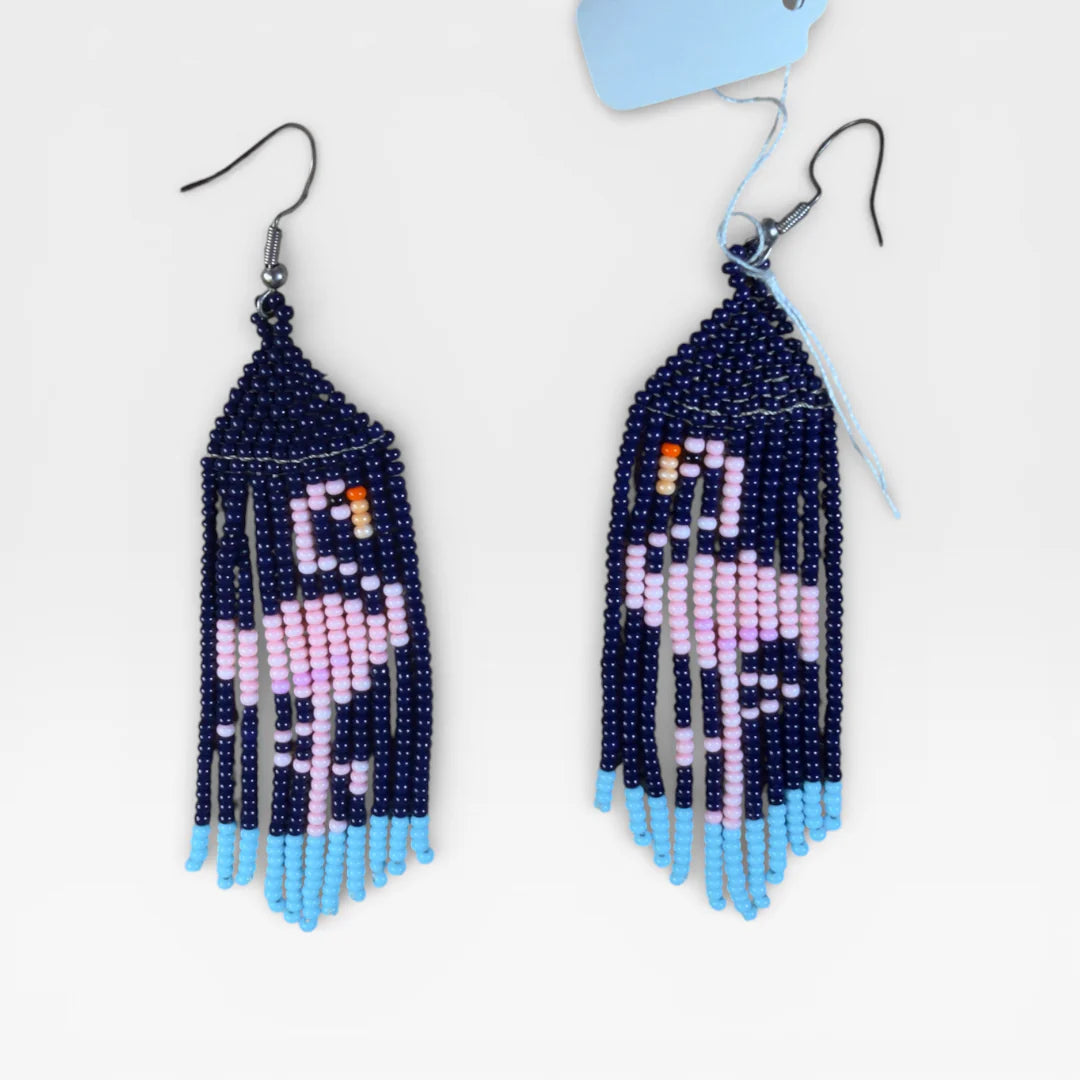 Aretes Huichol de chaquira, flamencos rosas en azul marino y celeste.